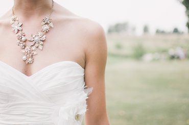 Znaczenie biżuterii dla ślubnej stylizacji