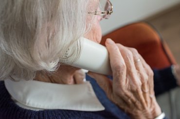 Telefon dla seniora – na co zwracać uwagę kupując telefon babci/dziadkowi?