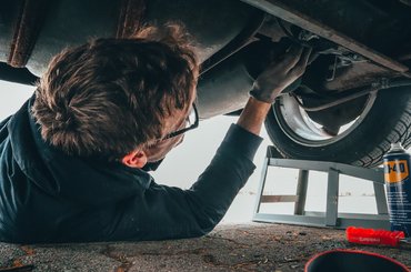 Czy warto naprawiać auto oryginalnymi częściami?