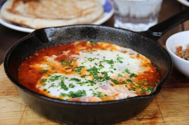 Jajka w pomidorach - szybkie danie na śniadanie, obiad lub kolację