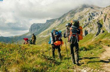 Jak się ubrać na atak szczytowy? Praktyczne wskazówki dla wspinaczy górskich