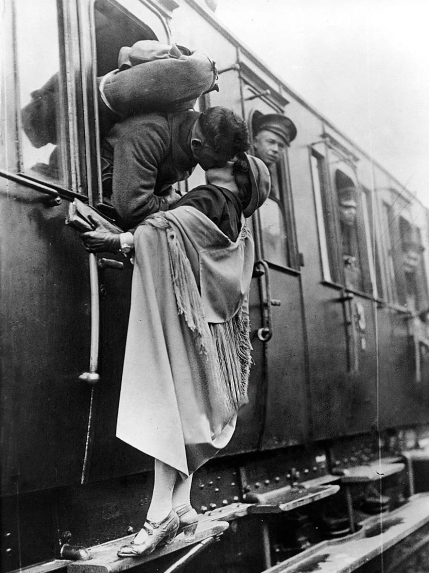 old-photos-vintage-war-couples-love-romance-66-5739a9d6af98a__880