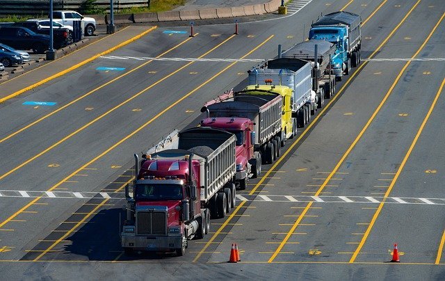 ciąg samochodów ciężarowych na autostradzie