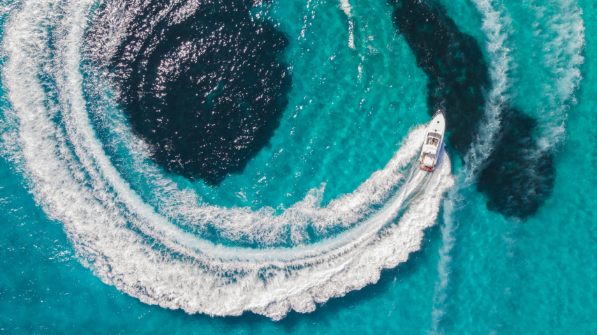 Widok z drona na jach sunący po pięknym błękitnym morzu