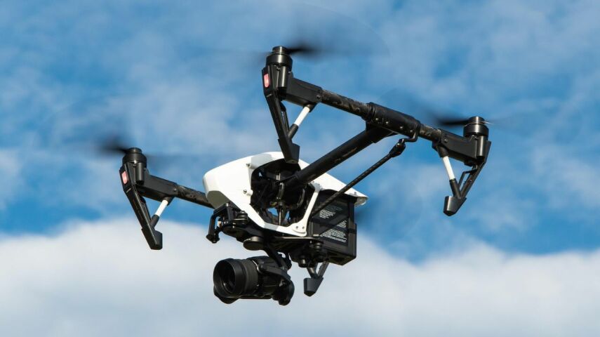 Na tle nieba dron z możliwością filmowania
