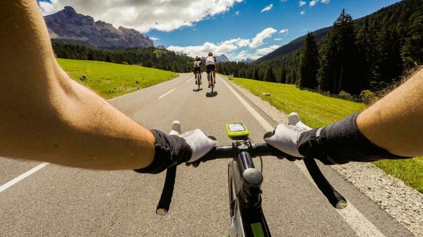 WWidok rowerzysty na szlaku zarejestrowany kamerą sportową