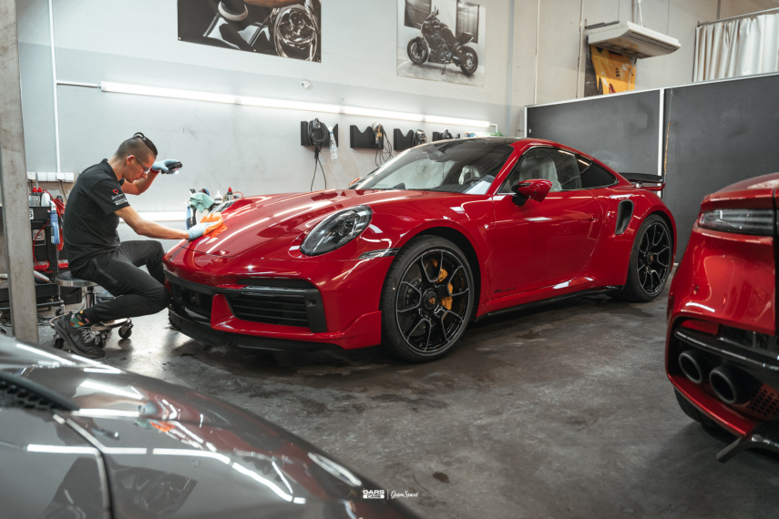 W profesjonalnym salonie mechanik dba o auto klasy premium czerwone szybkie dwuosobowe