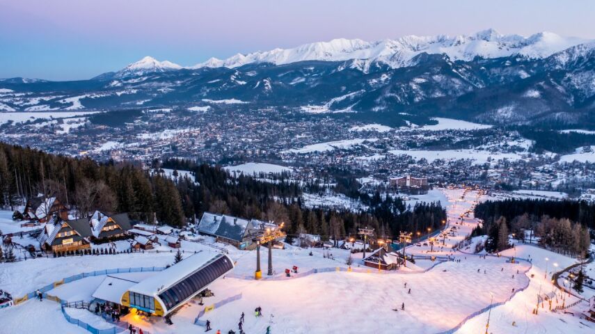 Widok na Szymoszkową Zakopane zasypane śniegiem w czasie pięknej zimy z Tatrami w tle