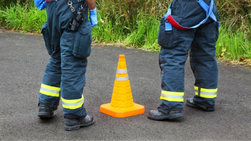 Sylwetki pracowników drogowych w spodniach oraz butach gwarantujących bhp
