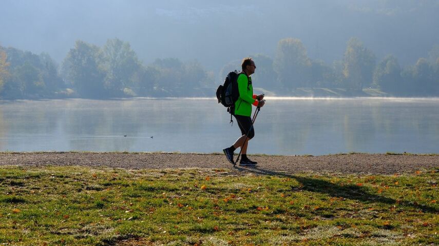 Mężczyzna na szlaku w trakcie nordic walking