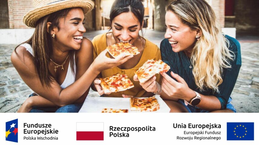 Trzy kobiety zajadające pizzę we Włoszech w ramach tanich lotów w Unii Europejskiej