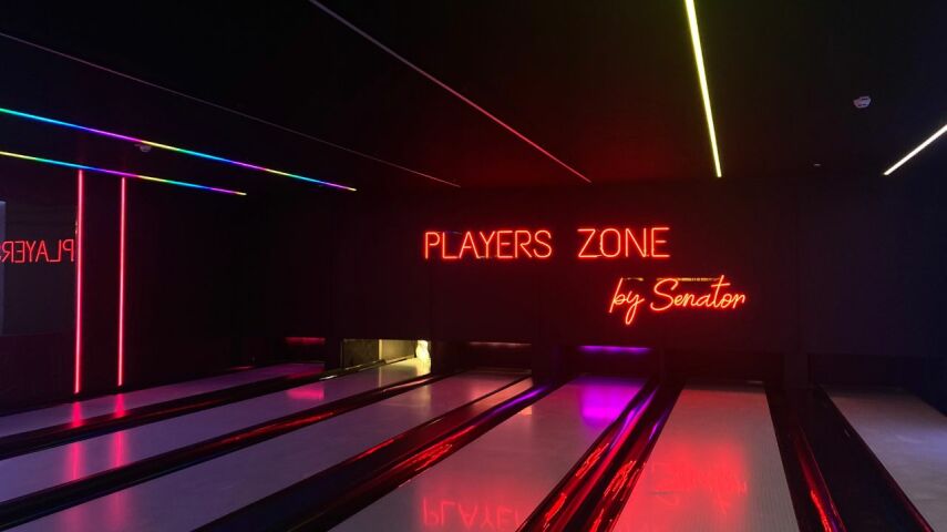 Różowo czerwone neony LED w ciemnym pomieszczeniu bowling club