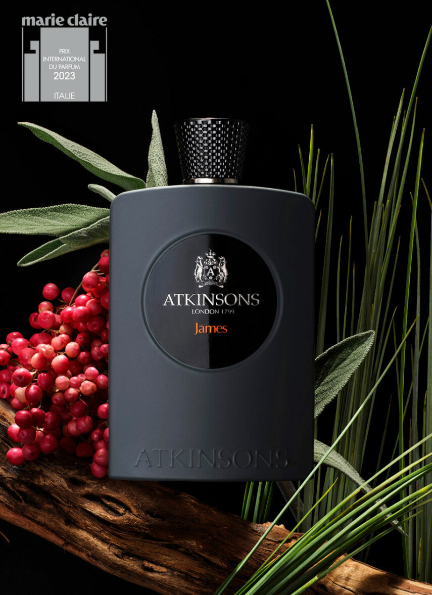 Czarna buteleczka Perfumy Atkinsons na roślinnym tle