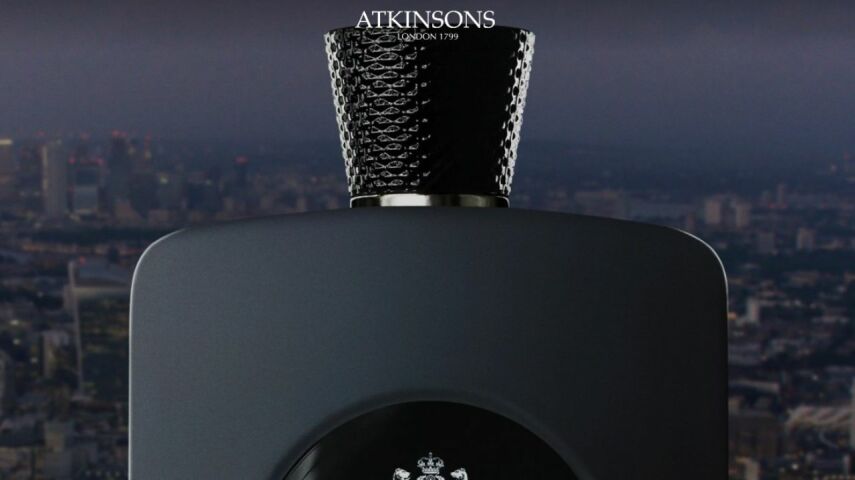 Czarna butelka Perfumy Atkinsons na czarnym tle