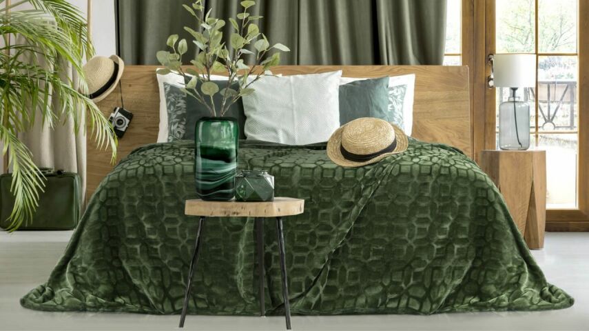 Mała sypialnia z dużym łóżkiem przykrytym zieloną kapą narzutą
