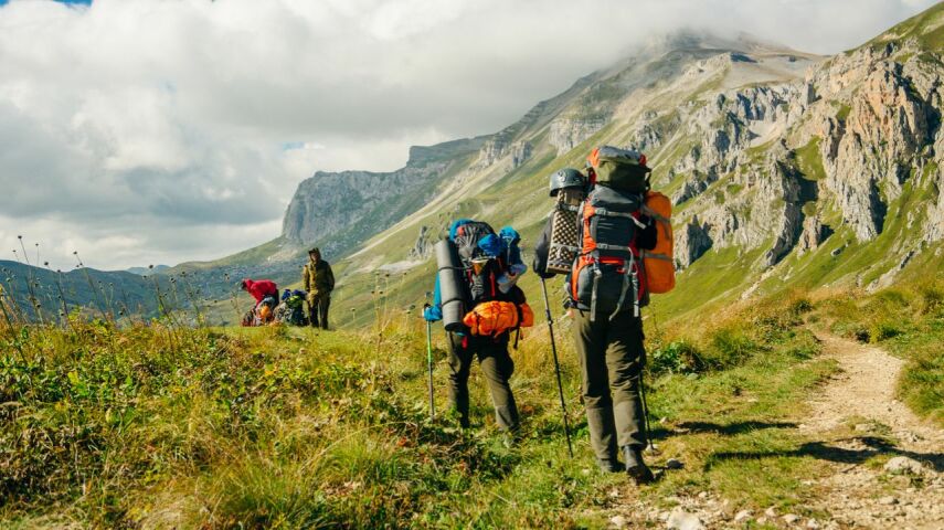 grupowe wedrowki w gorach republiki adygei z duzymi plecakami rosja