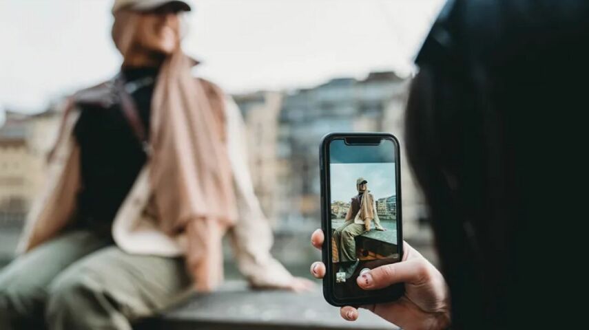 Kobieta pozuje do zdjęcia na instagram robionego telefonem