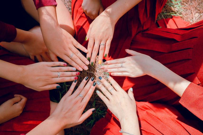 Kobiece dlonie z modnym manicure na wiosnę