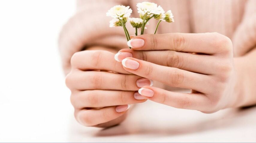 Kobiece dłonie z modnym manicure na wiosnę
