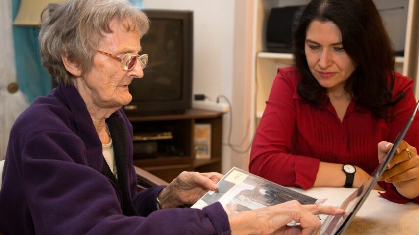 Opiekunka w czasie opieki na starszą kobietą w NIemczech