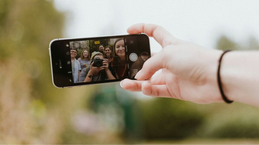 Widok na telefon w trakcie robienia selfie