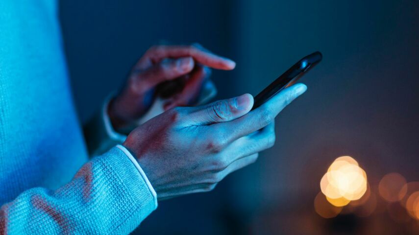 telefon z AI Galaxy S25 Ultra w dłoniach mężczyzny