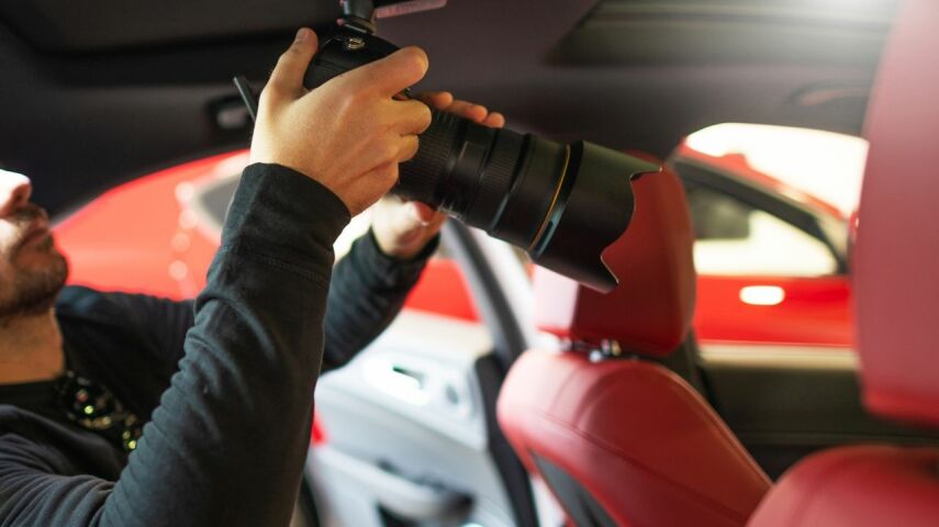 Mężczyzna wykonuje profesjonalne zdjęcia aut
